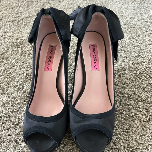 Betsey Johnson Black Classic Heels - Picture 1 of 4